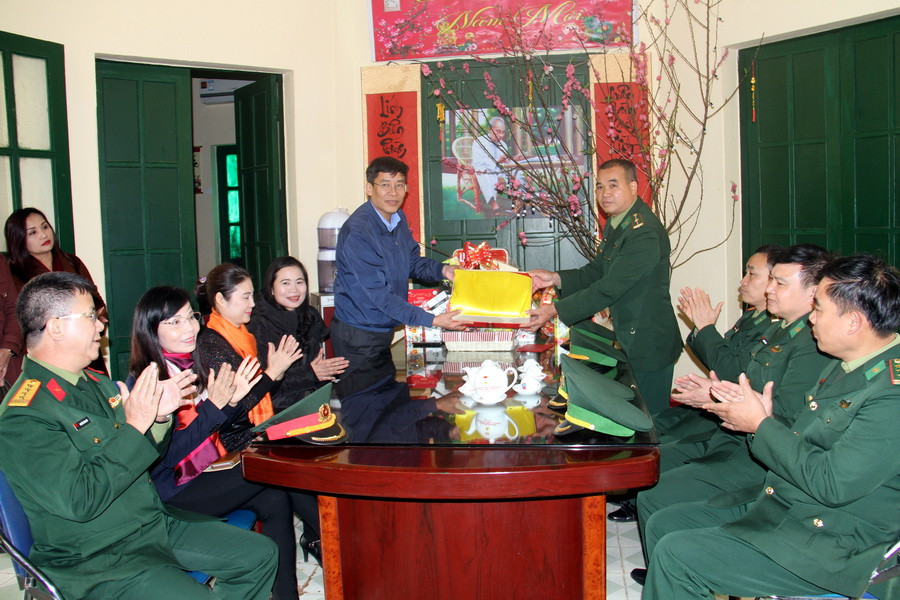 Ông Vũ Minh Đức tặng quà Tết cho Đồn biên phòng A Mú Sung Ông Vũ Minh Đức tặng quà Tết cho Đồn biên phòng A Mú Sung