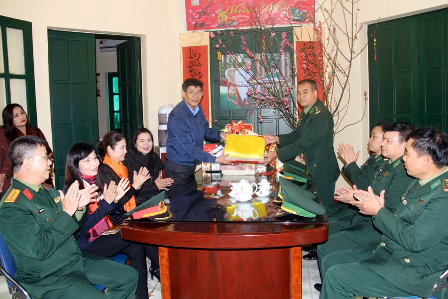 Ông Vũ Minh Đức tặng quà Tết cho Đồn biên phòng A Mú Sung Ông Vũ Minh Đức tặng quà Tết cho Đồn biên phòng A Mú Sung