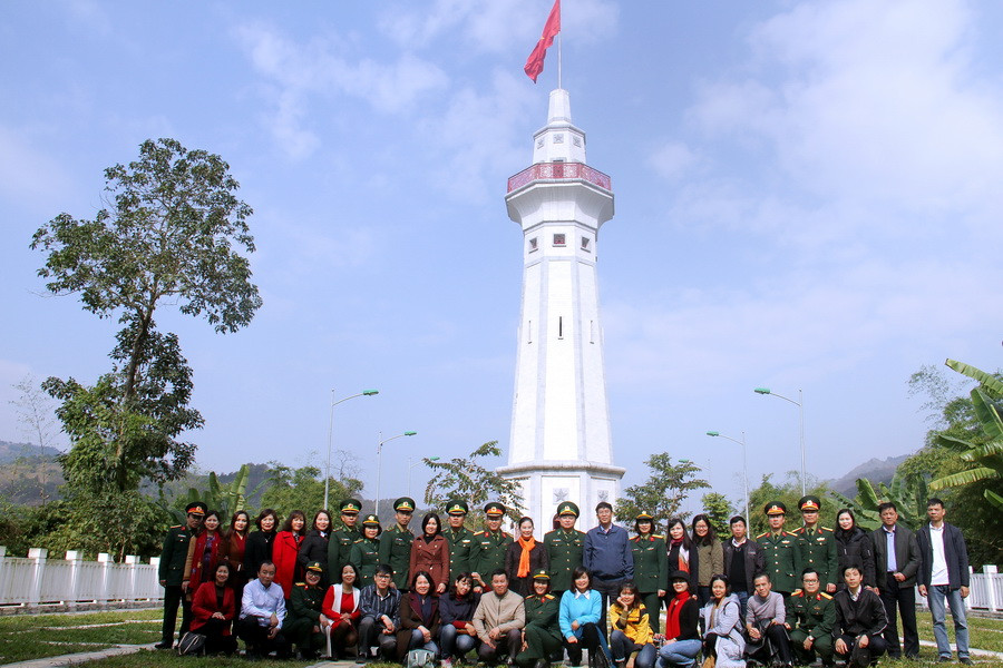 Chủ tịch công đoàn Giáo dục Việt Nam Vũ Minh Đức cùng các thành viên trong đoàn với các cán bộ, chiến sỹ Đồn biên phòng A Mú Sung thăm cột cờ Lũng Pô Chủ tịch công đoàn Giáo dục Việt Nam Vũ Minh Đức cùng các thành viên trong đoàn với các cán bộ, chiến sỹ Đồn biên phòng A Mú Sung thăm cột cờ Lũng Pô