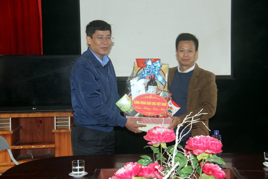 Ông Vũ Minh Đức tặng quà Tết cho Trường THCSBT Tiểu học Trịnh Tường Ông Vũ Minh Đức tặng quà Tết cho Trường THCSBT Tiểu học Trịnh Tường