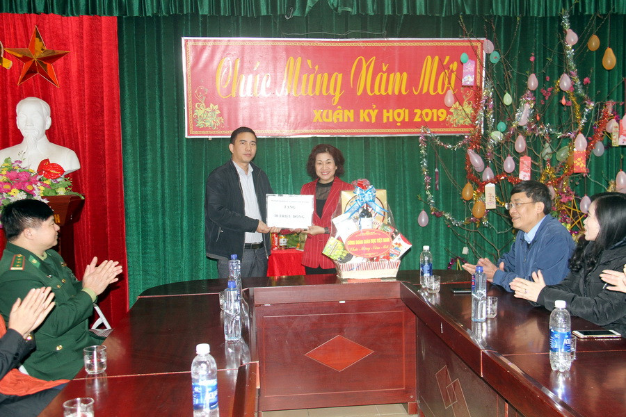 Bà Trần Thị Thu Hà - Chủ tịch Công đoàn Ngành Giáo dục Hà Nội tặng quà Tết cho Trường PTDTBT THCS Trịnh Tường Bà Trần Thị Thu Hà - Chủ tịch Công đoàn Ngành Giáo dục Hà Nội tặng quà Tết cho Trường PTDTBT THCS Trịnh Tường