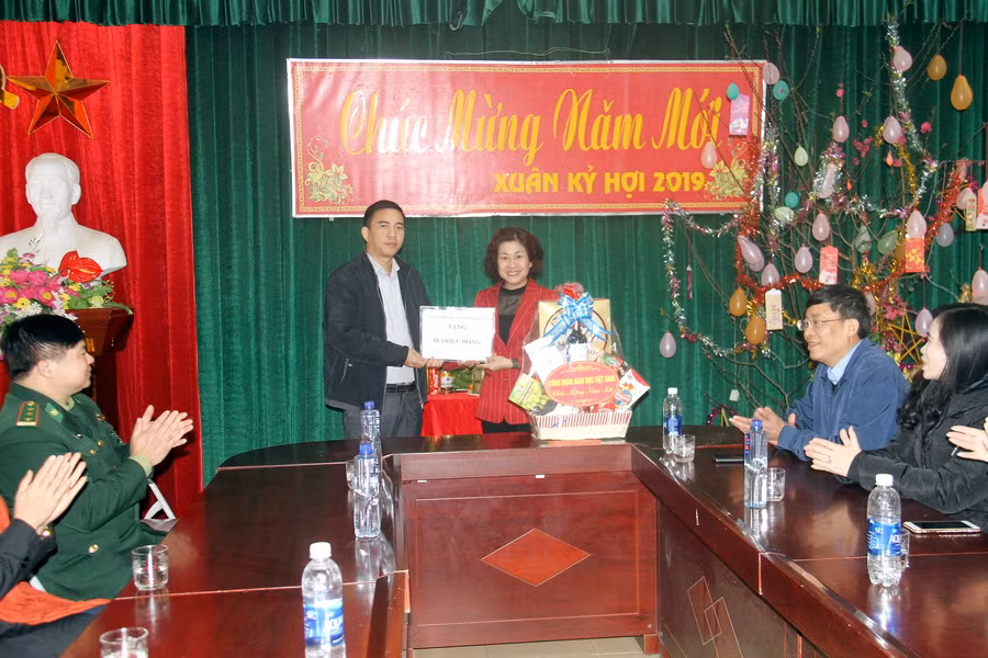 Bà Trần Thị Thu Hà - Chủ tịch Công đoàn Ngành Giáo dục Hà Nội tặng quà Tết cho Trường PTDTBT THCS Trịnh Tường Bà Trần Thị Thu Hà - Chủ tịch Công đoàn Ngành Giáo dục Hà Nội tặng quà Tết cho Trường PTDTBT THCS Trịnh Tường