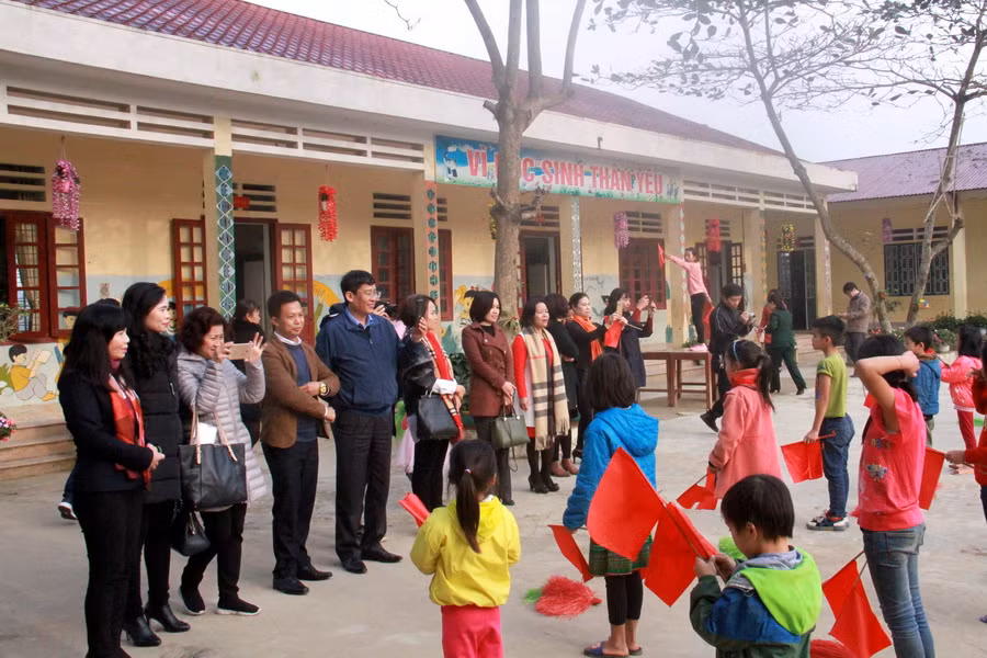 Đoàn dự một hoạt động ngoài giờ tại trường PTDTBT Tiểu học Trịnh Tường Đoàn dự một hoạt động ngoài giờ tại trường PTDTBT Tiểu học Trịnh Tường