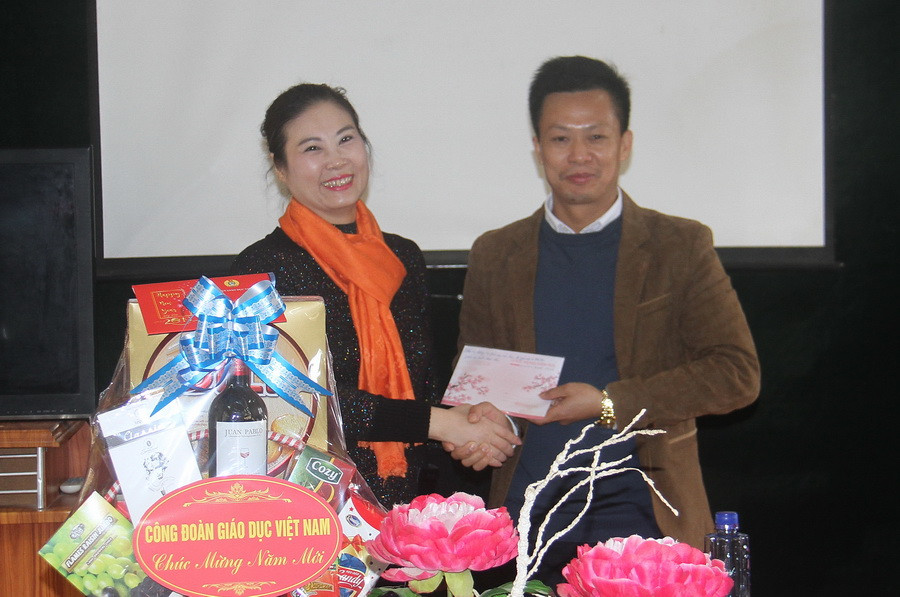 Bà Trịnh Hoài Thu – Phó Vụ trưởng Vụ Giáo dục Tiểu học, Chủ tịch Công đoàn Cơ quan Bộ GD&ĐT tặng quà Tết cho Hiệu trưởng trường PTDTBT Tiểu học Trịnh Tường Bà Trịnh Hoài Thu – Phó Vụ trưởng Vụ Giáo dục Tiểu học, Chủ tịch Công đoàn Cơ quan Bộ GD&ĐT tặng quà Tết cho Hiệu trưởng trường PTDTBT Tiểu học Trịnh Tường