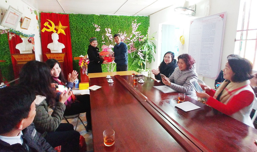 Ông Vũ Minh Đức tặng quà Tết cho Trường Mầm non số 1 Trịnh Tường Ông Vũ Minh Đức tặng quà Tết cho Trường Mầm non số 1 Trịnh Tường