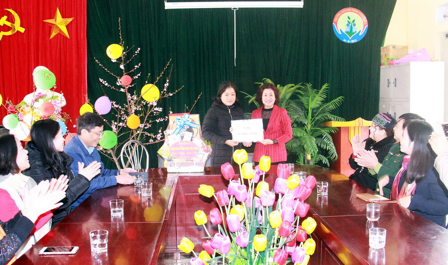 Bà Trần Thị Thu Hà - Chủ tịch Công đoàn Ngành Giáo dục Hà Nội tặng quà Tết cho Trường Mầm non số 2 Trịnh Tường Bà Trần Thị Thu Hà - Chủ tịch Công đoàn Ngành Giáo dục Hà Nội tặng quà Tết cho Trường Mầm non số 2 Trịnh Tường