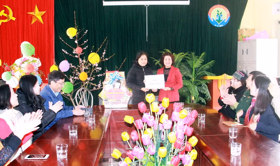 Bà Trần Thị Thu Hà - Chủ tịch Công đoàn Ngành Giáo dục Hà Nội tặng quà Tết cho Trường Mầm non số 2 Trịnh Tường Bà Trần Thị Thu Hà - Chủ tịch Công đoàn Ngành Giáo dục Hà Nội tặng quà Tết cho Trường Mầm non số 2 Trịnh Tường