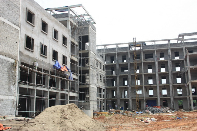 Một góc trường THPT Chuyên mới đang được đẩy nhanh tiến độ thi công cho kịp đưa vào sử dụng trong năm học mới Một góc trường THPT Chuyên mới đang được đẩy nhanh tiến độ thi công cho kịp đưa vào sử dụng trong năm học mới