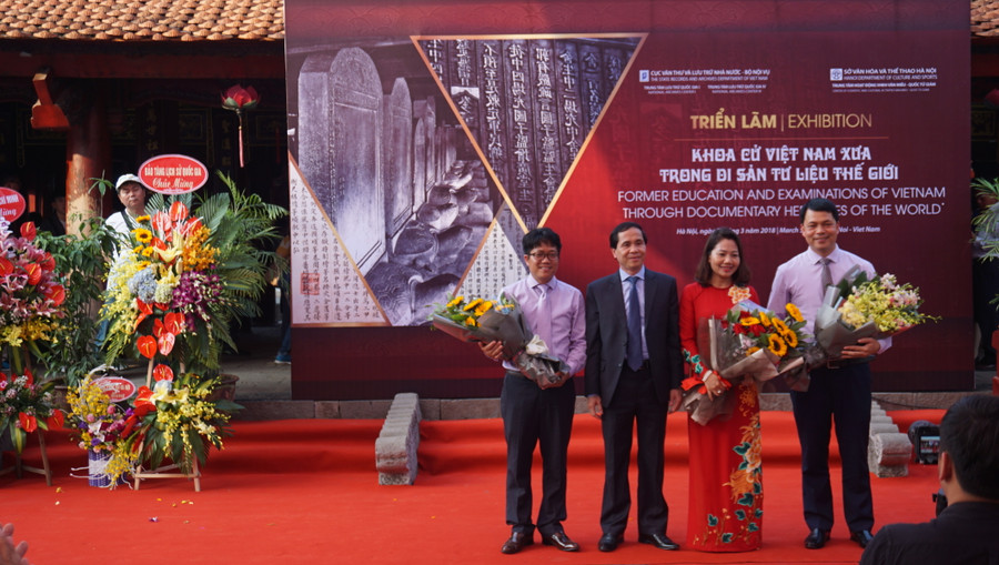 Ông Triệu Văn Cường – Thứ trưởng Bộ Nội vụ tặng hoa chúc mừngkhai mạc triển lãm