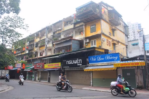 Chung cư cũ tại phường Thành Công xuống cấp theo thời gian.