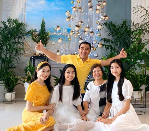 15 tuổi không dùng MXH, không khoe hàng hiệu đắt đỏ dù là rich kid, 2 con gái nhà MC Quyền Linh ngày càng bộc lộ khí chất hot girl - Ảnh 2. 15 tuổi không dùng MXH, không khoe hàng hiệu đắt đỏ dù là rich kid, 2 con gái nhà MC Quyền Linh ngày càng bộc lộ khí chất hot girl - Ảnh 2.