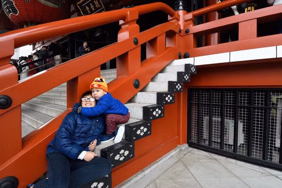 Hình ảnh con trai thứ hai và con trai đầu (với Lam Trường) của Ý An.