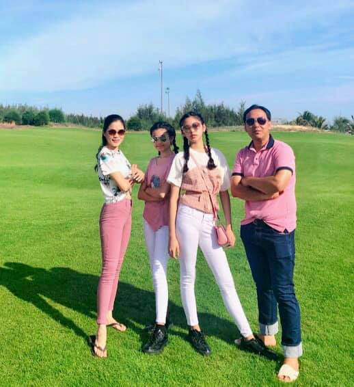 15 tuổi không dùng MXH, không khoe hàng hiệu đắt đỏ dù là rich kid, 2 con gái nhà MC Quyền Linh ngày càng bộc lộ khí chất hot girl - Ảnh 6. 15 tuổi không dùng MXH, không khoe hàng hiệu đắt đỏ dù là rich kid, 2 con gái nhà MC Quyền Linh ngày càng bộc lộ khí chất hot girl - Ảnh 6.