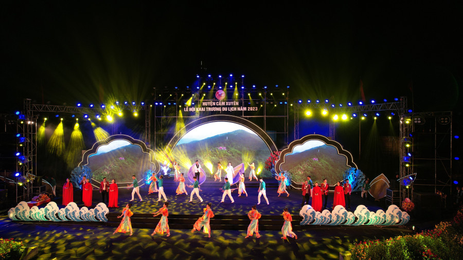 Các tiết mục nghệ thuật đặc sắc phục vụ khán giả tại đêm khai trương. (Ảnh: CTV).