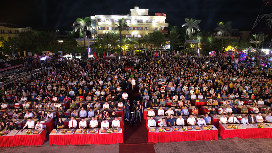 Buổi lễ được tổ chức tại quảng trường Hồ Tùng Mậu (thị trấn Thiên Cầm) với sự tham dự của nhiều lãnh đạo và hàng nghìn người dân, du khách. (Ảnh: CTV).