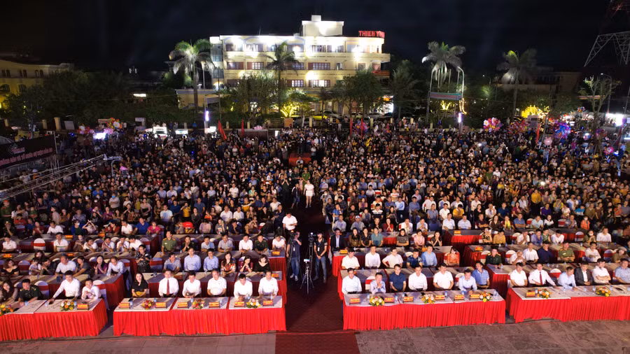 Buổi lễ được tổ chức tại quảng trường Hồ Tùng Mậu (thị trấn Thiên Cầm) với sự tham dự của nhiều lãnh đạo và hàng nghìn người dân, du khách. (Ảnh: CTV). Buổi lễ được tổ chức tại quảng trường Hồ Tùng Mậu (thị trấn Thiên Cầm) với sự tham dự của nhiều lãnh đạo và hàng nghìn người dân, du khách. (Ảnh: CTV).