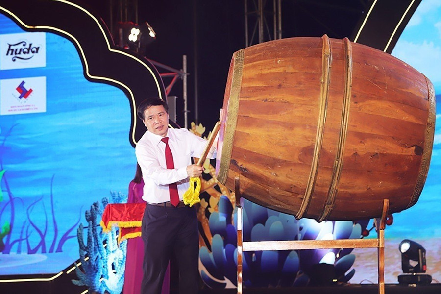 Ông Hà Văn Bình – Chủ tịch UBND huyện Cẩm Xuyên đánh trống khai trương du lịch huyện Cẩm Xuyên năm 2023. (Ảnh: CTV).