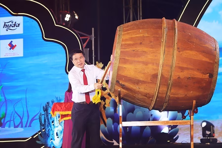 Ông Hà Văn Bình – Chủ tịch UBND huyện Cẩm Xuyên đánh trống khai trương du lịch huyện Cẩm Xuyên năm 2023. (Ảnh: CTV). Ông Hà Văn Bình – Chủ tịch UBND huyện Cẩm Xuyên đánh trống khai trương du lịch huyện Cẩm Xuyên năm 2023. (Ảnh: CTV).