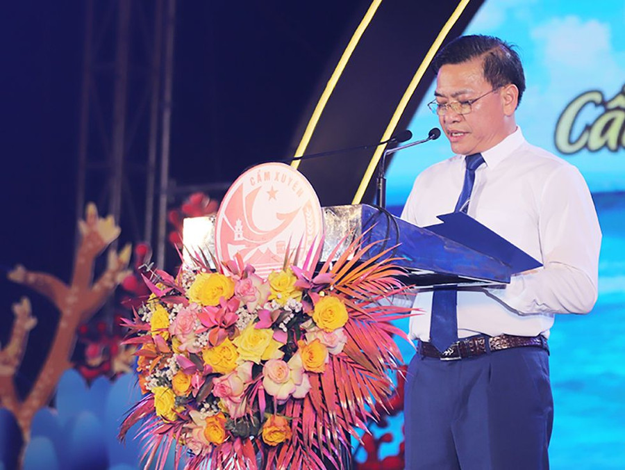 Ông Phạm Văn Thắng – Phó Chủ tịch UBND huyện Cẩm Xuyên khai mạc buổi lễ. (Ảnh: CTV).