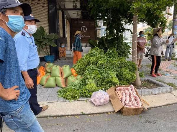 Nhiều khu cách ly, phong tỏa người dân được các DN, mạnh thường quân cung ứng miễn phí thực phẩm.