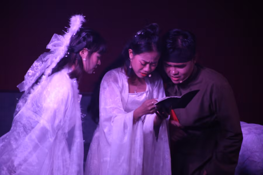 Ba nhân vật Thỏ Ngọc, Hằng Nga và chú Cuội (từ trái sang phải).