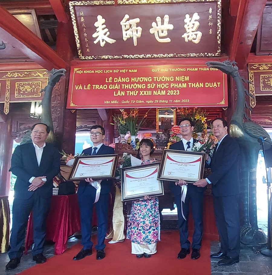 Trao giải Nhì và giải Ba Giải thưởng Phạm Thận Duật lần thứ 23. Ảnh: Bình Thanh.