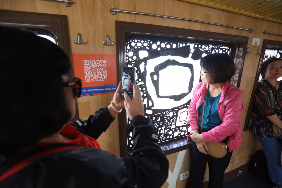 Du khách chụp cho nhau những tấm ảnh kỷ niệm trên tàu. Ảnh: Đình Trung.