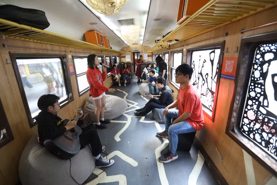 Đến với tuyến tàu 'Hành trình di sản', công chúng được ca hát thảnh thơi. Ảnh: Đình Trung.