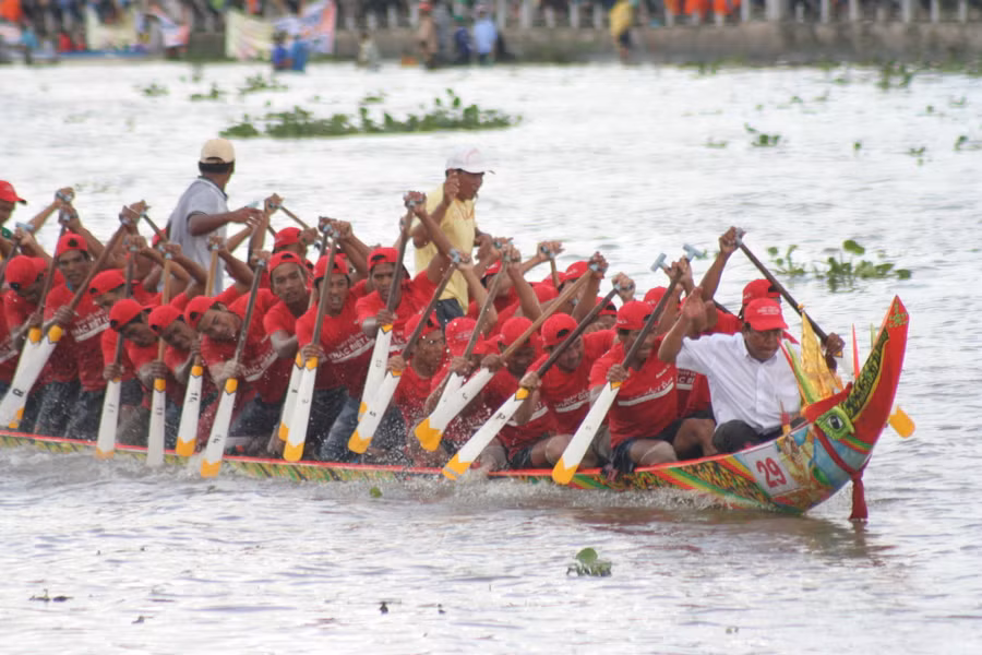 Cảnh tăng tốc về đích của đội đua ghe Ngo.
