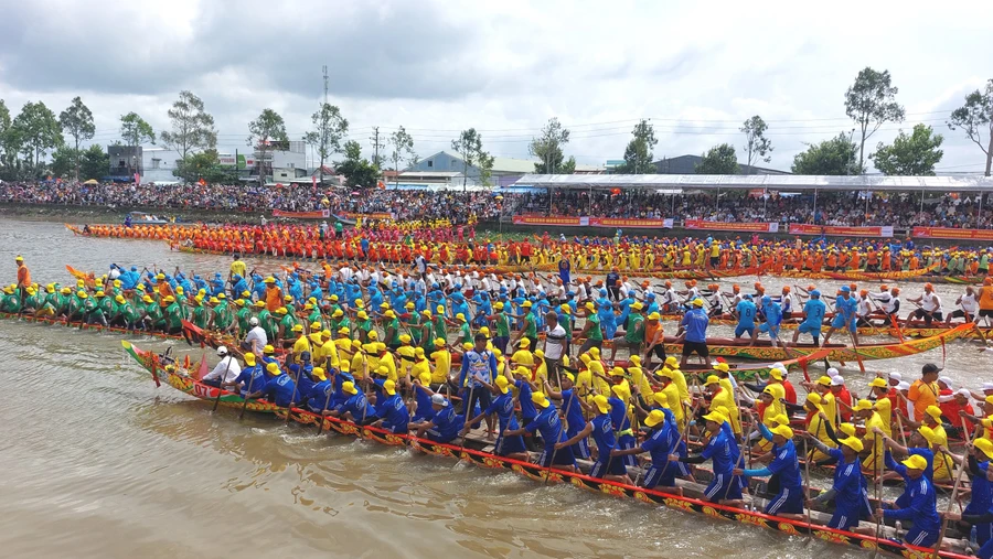 Các đội đua tập trung tại khán đài (sông Maspero, TP Sóc Trăng, tỉnh Sóc Trăng).