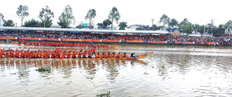 Đua ghe Ngo là môn thể thao dân gian truyền thống trong những ngày diễn ra lễ cúng trăng, thu hút hàng nghìn người đến xem. Đua ghe Ngo là môn thể thao dân gian truyền thống trong những ngày diễn ra lễ cúng trăng, thu hút hàng nghìn người đến xem.