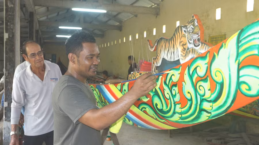 Nghệ nhân trang trí cho ghe Ngo.