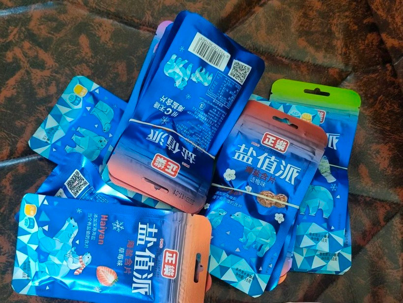 Vỏ túi kẹo học sinh Trường THCS thị trấn Cái Rồng, huyện Vân Đồn mua ngoài cổng trường hôm 25/11, toàn chữ Trung Quốc và không có tem phụ tiếng Việt. Ảnh: B.M.