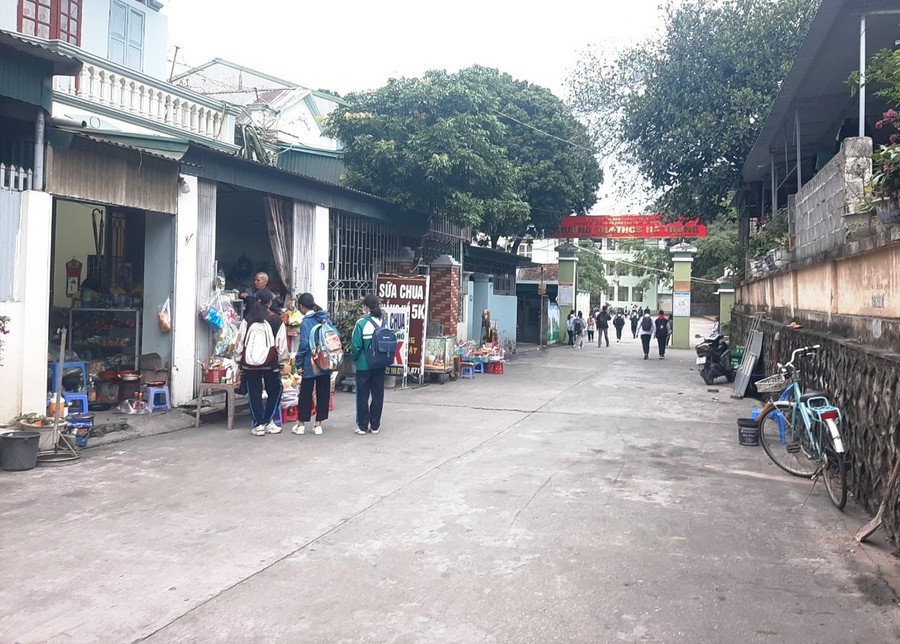 Kinh hoàng đồ ăn vặt ngoài cổng trường ở Quảng Ninh ảnh 2