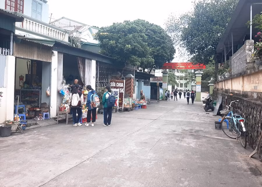 Kinh hoàng đồ ăn vặt ngoài cổng trường ở Quảng Ninh ảnh 2