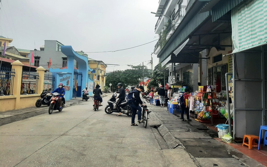 Đồ ăn vặt được bày bán trước cổng Trường Mầm non Hà Trung. Ảnh: Huyền Trang.