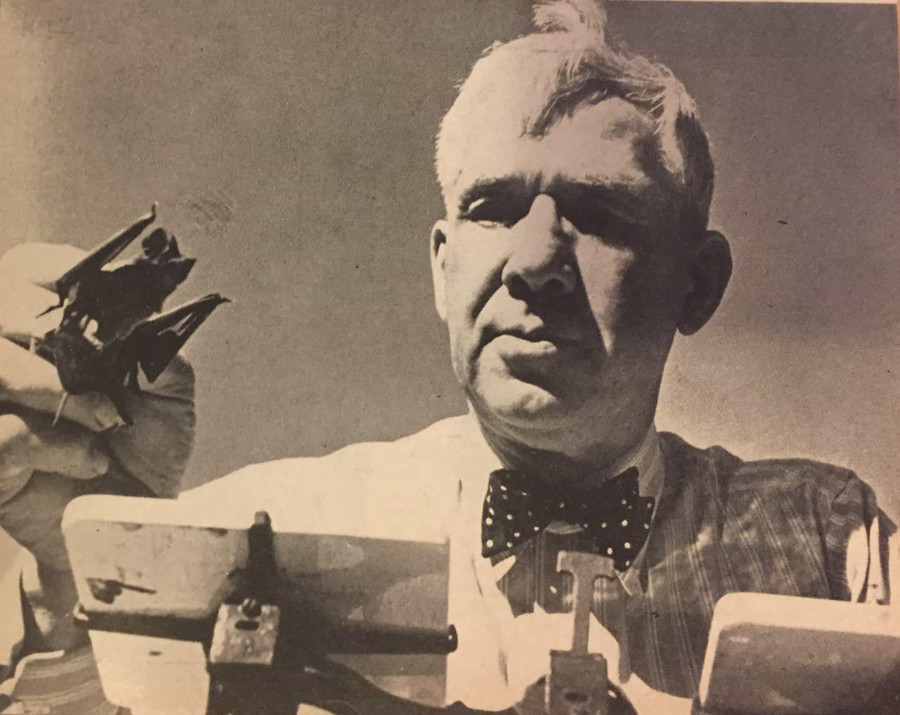 Tiến sĩ Lytle Adams, người có ý tưởng về “bom dơi”.