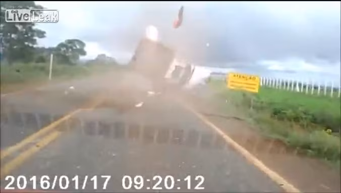 Xe bán tải gặp tai nạn lộn vài chục vòng trên đường, tài xế văng thẳng lên trời. Untitled