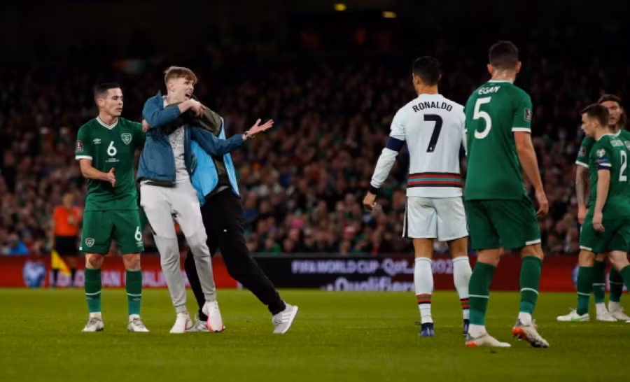 Cổ động viên quá khích đã bị nhân viên an ninh khống chế.