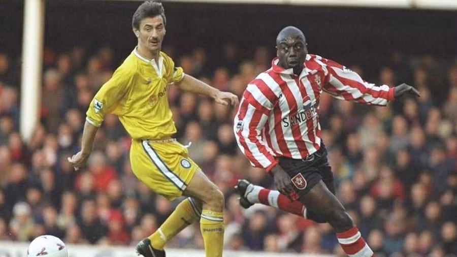 1. Ali Dia Trở thành người của Southampton sau thương vụ đình đám năm 1996 nhưng Ali Dia để lại nỗi thất vọng lớn nhất trong kỷ nguyên Ngoại hạng Anh từ năm 1992 đến nay.