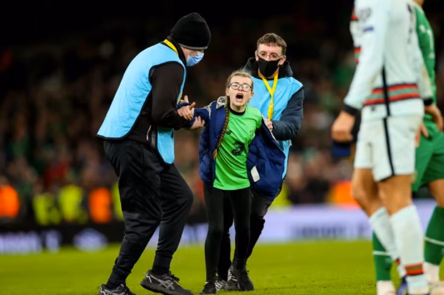 Fan nhí này quyết tâm gặp cho bằng được thần tượng.