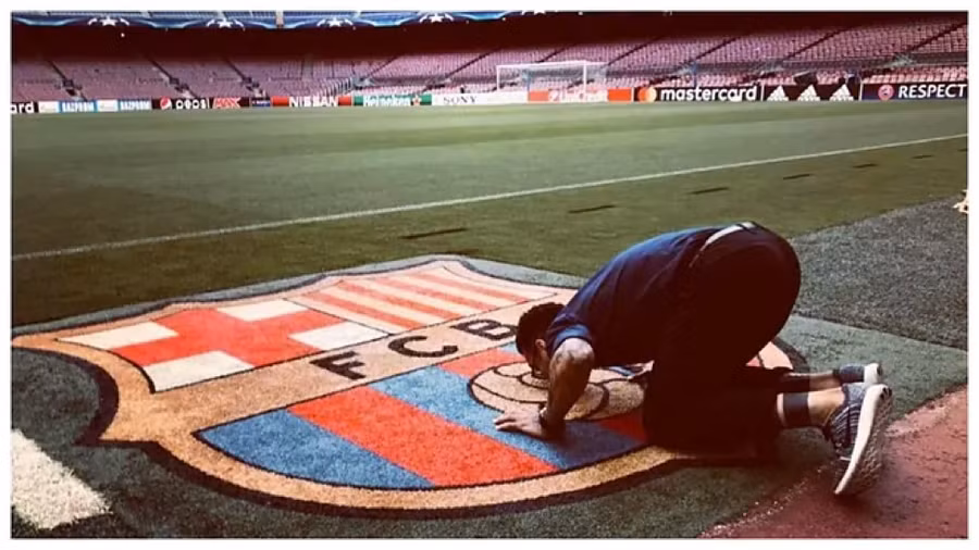 Alves ăn mừng trở lại Nou Camp