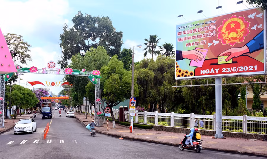 Pano chào mừng ngày bầu cử trên đường Trần Phú (TP Kon Tum)