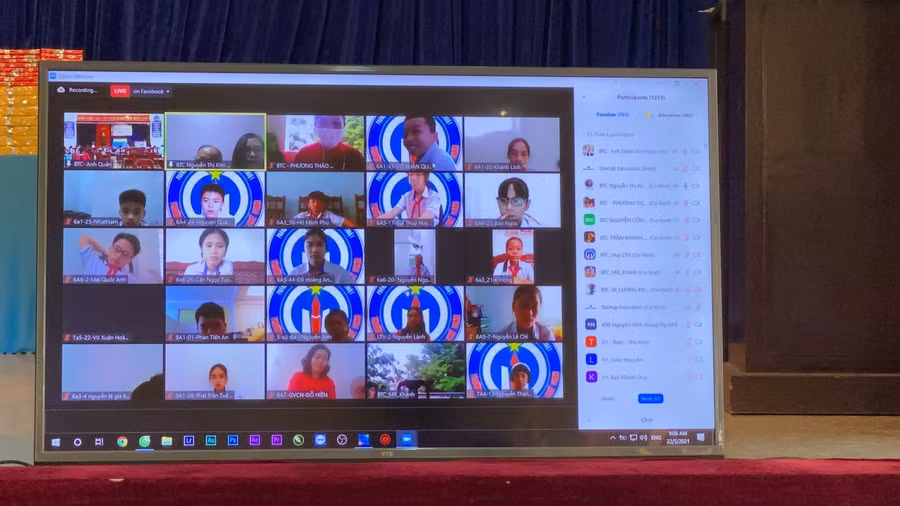 Học sinh, giáo viên, phụ huynh và khách mời tham gia tổng kết năm học qua ứng dụng Zoom.