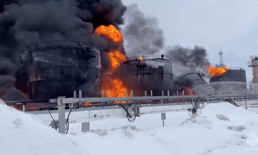 Quân đội Ukraine tấn công một cơ sở lọc dầu của Nga