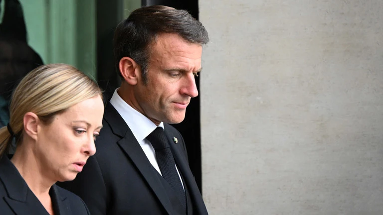 Thủ tướng Italia Giorgia Meloni (trái) và Tổng thống Pháp Emmanuel Macron