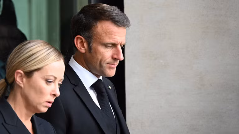 Thủ tướng Italia Giorgia Meloni (trái) và Tổng thống Pháp Emmanuel Macron