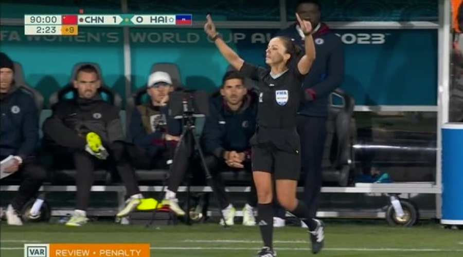 Trọng tài đã xem màn hình VAR nhưng từ chối cho Haiti được hưởng quả phạt đền.