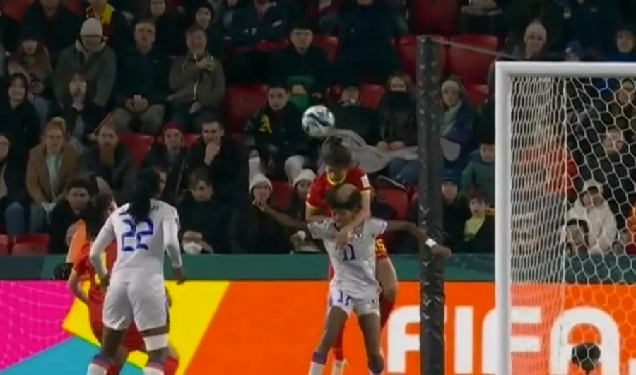 Tình huống hậu vệ Chen Qiaozhu ngăn cản tiền đạo Haiti dứt điểm trong vòng cấm.