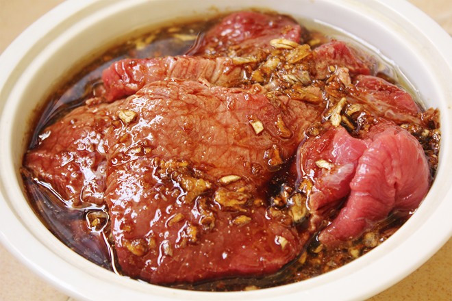 1. Phi lê bò nướng: Để thực hiện món này cần chuẩn bị: 1 kg bò phi lê, 1 củ tỏi, 1 muỗng cà phê hạt nêm, 1/2 muỗng cà phê bột ngọt, 2 muỗng cà phê đường, 3 muỗng canh nước tương, ít muối, 1 muỗng cà phê tiêu xay; dầu ăn. Sau khi chuẩn bị nguyên liệu, bước đầu tiên lau khô thịt bò, cắt thành bao diêm lớn. Tỏi bóc vỏ, giã nhuyễn. Cho 2 muỗng canh dầu ăn vào chảo, dầu nóng cho tỏi vào phi thơm. Tiếp theo cho đường, bột ngọt, nước tương, muối, tiêu, hạt nêm vào khuấy đều cho đường tan, tắt bếp, để nguội bớt. 3 món nướng ngon, dễ làm cho ngày Gia đình Việt